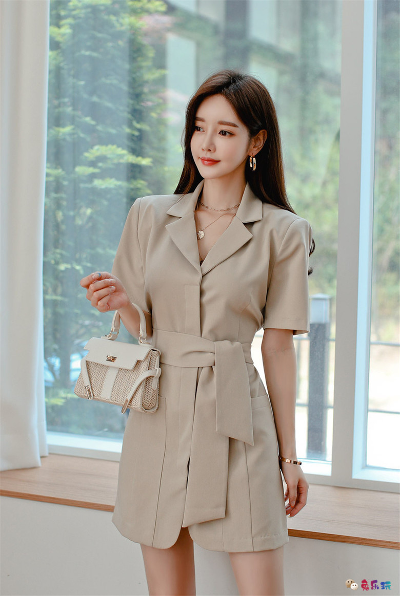 孙允珠丨爱尔兰橡木棕铜层叠绅士衣裙