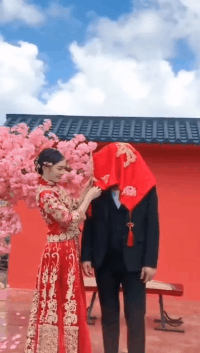 搞笑动图图片：美女秒变大叔！