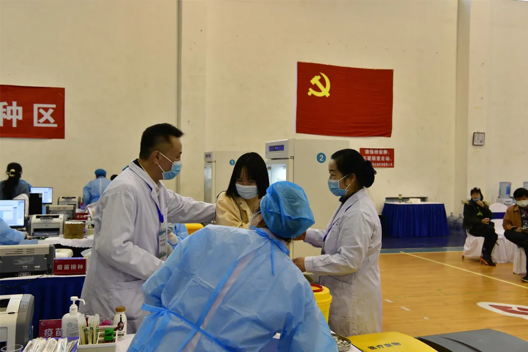 152位惠景“志愿红”助力新冠病毒疫苗接种