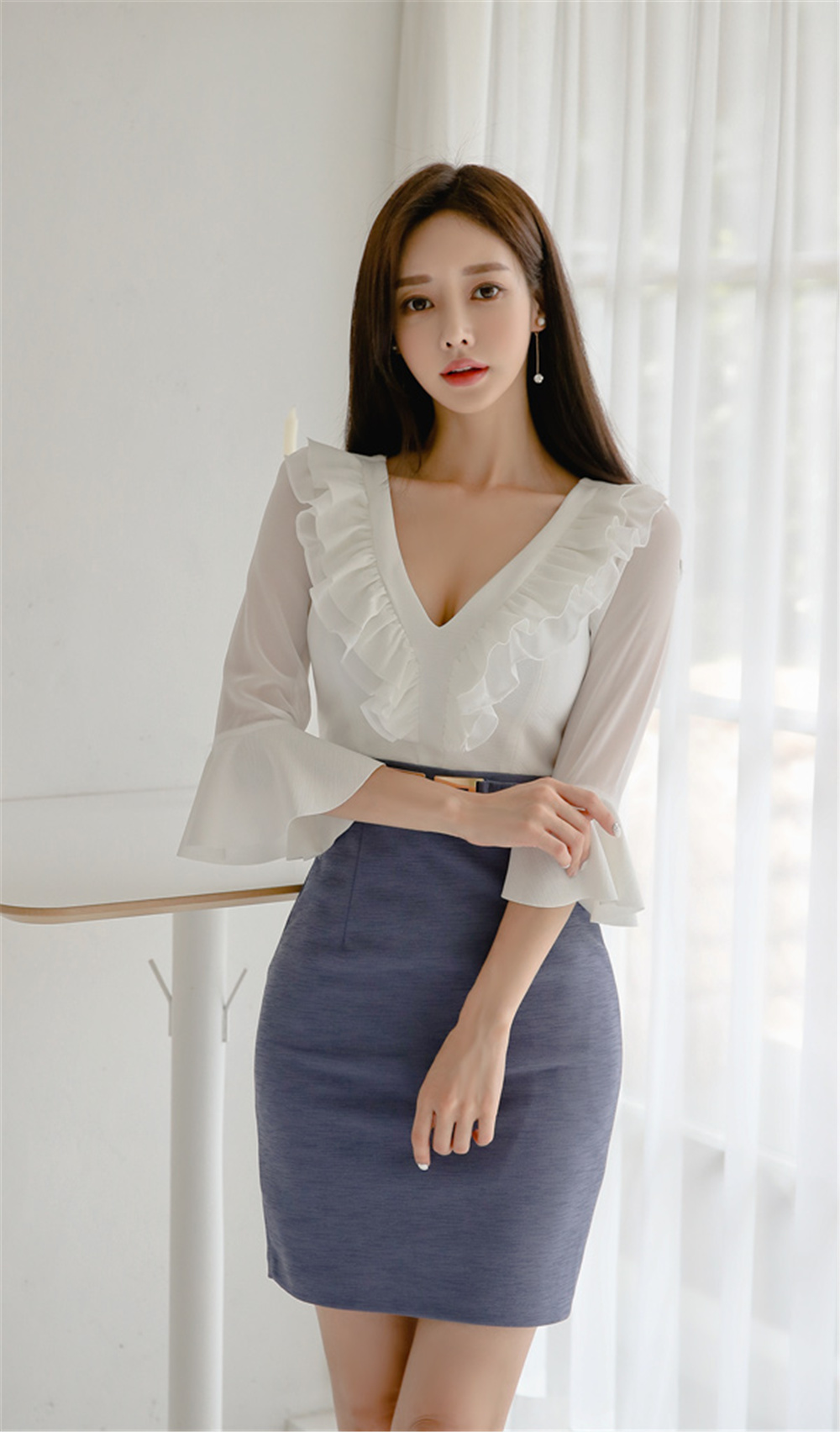 孙允珠丨苔原冰蓝花玉荷叶低胸拼搭裙