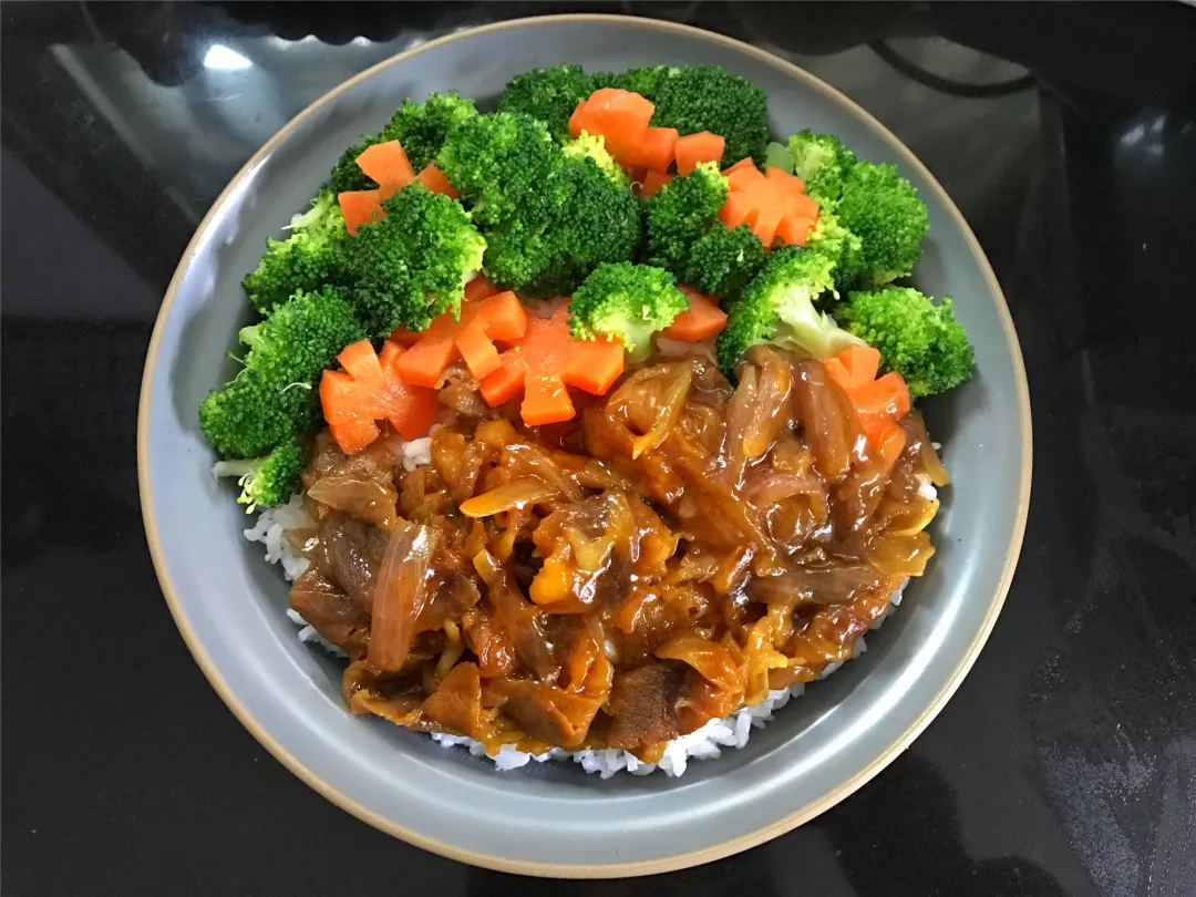 美食做法：洋葱肥牛盖饭，鲜香嫩滑，在家自己几块钱就搞定 第19张