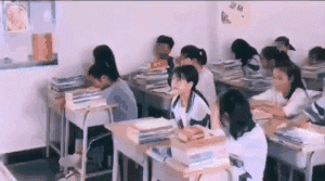 搞笑GIF图片:一张图告诉你!全班就我一个男生有多开心!