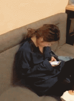 搞笑动图GIF：妹子调皮了！我都想试试了！