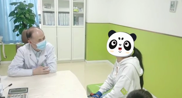 颜泽明医生询问孩子情况