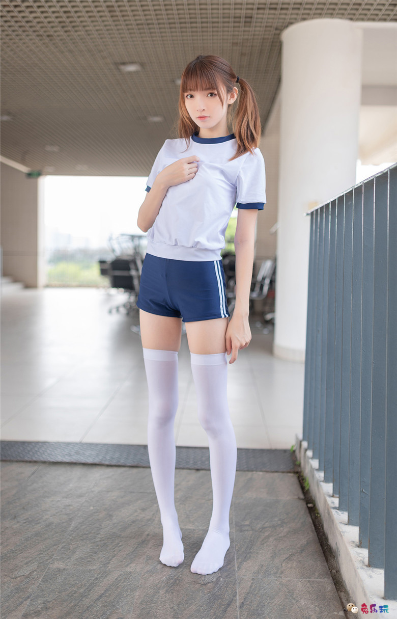 教室走廊的体操服少女