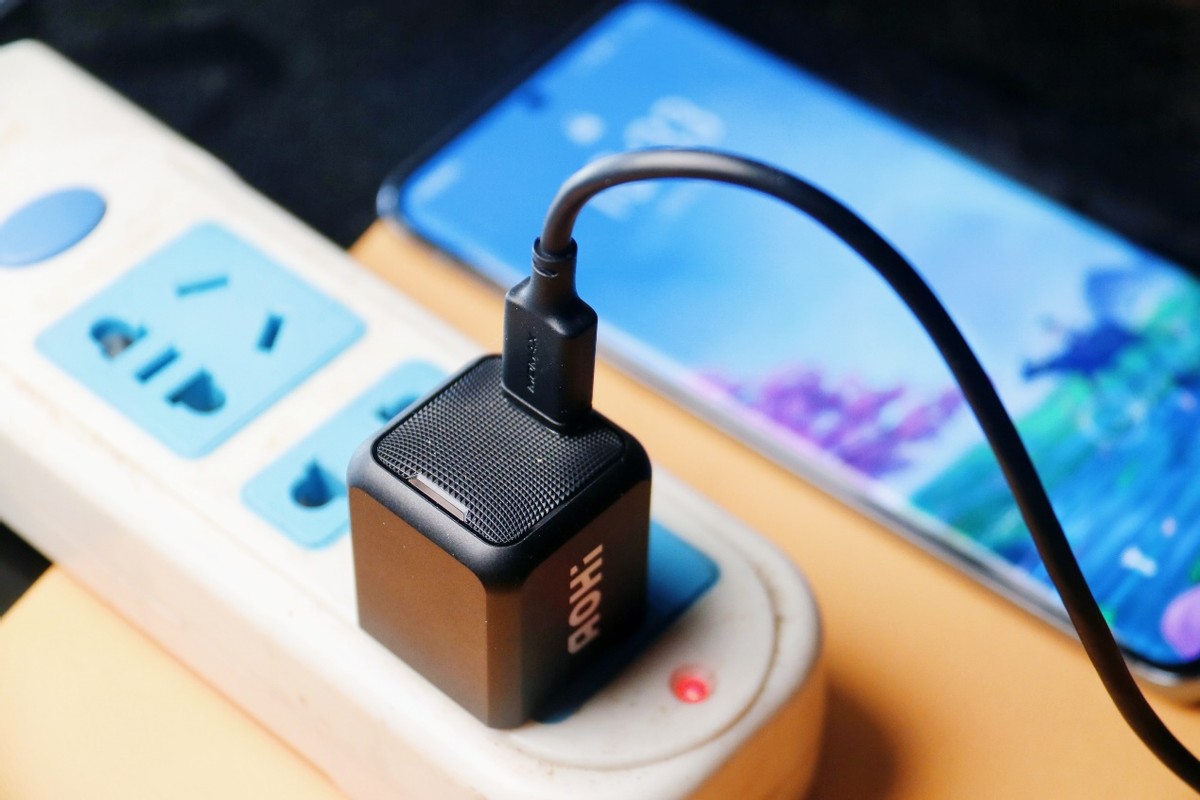 只有拇指大小的新氮化镓微型大功率充电器：AOHI 30W上手实测