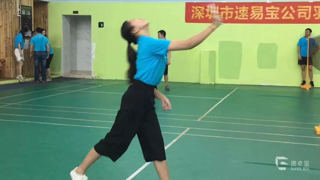 羽毛球活动上的优雅瞬间