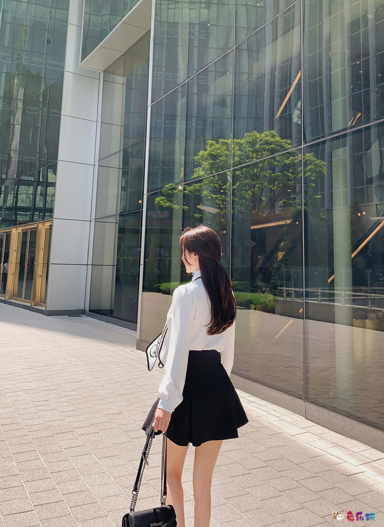 孙允珠丨白汀威士忌西洋字母絮带衣裙