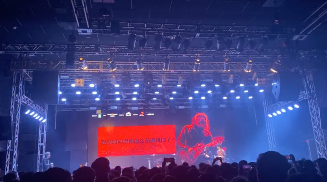 谢天笑演出现场被骂，一首歌唱三遍真是不讲武德