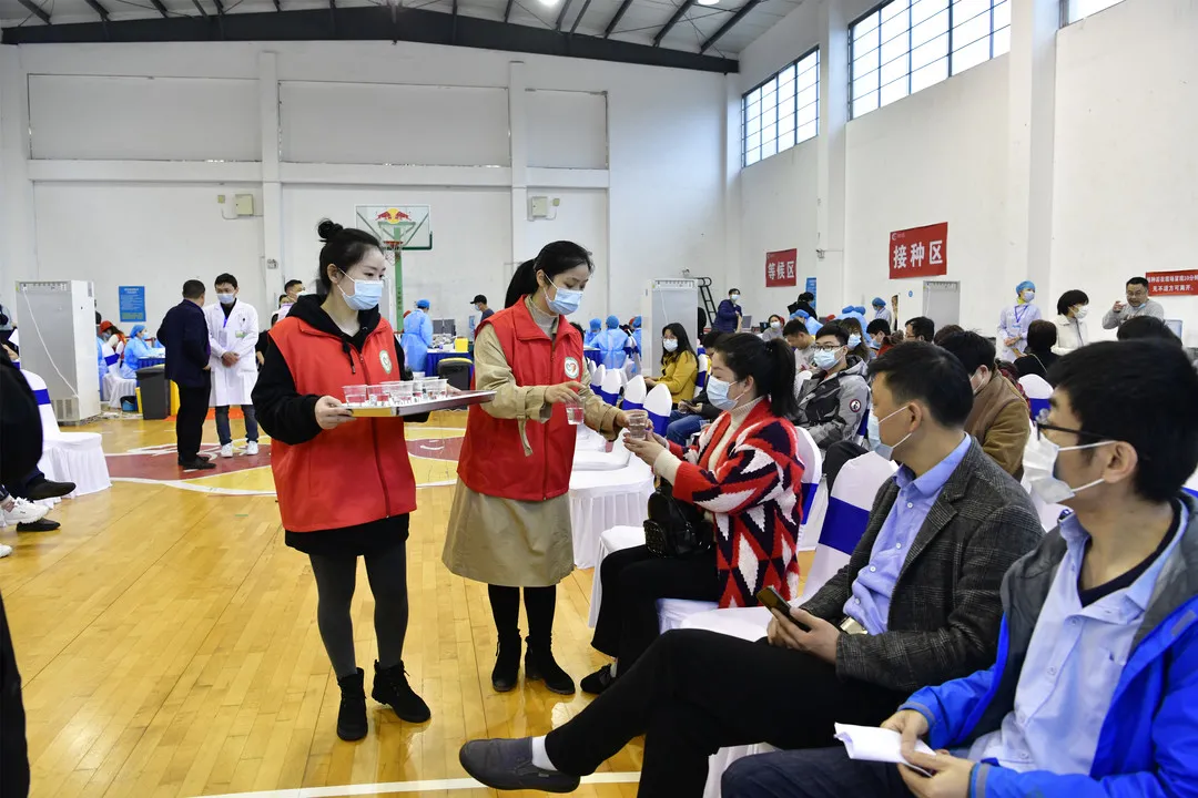 152位惠景“志愿红”助力新冠病毒疫苗接种