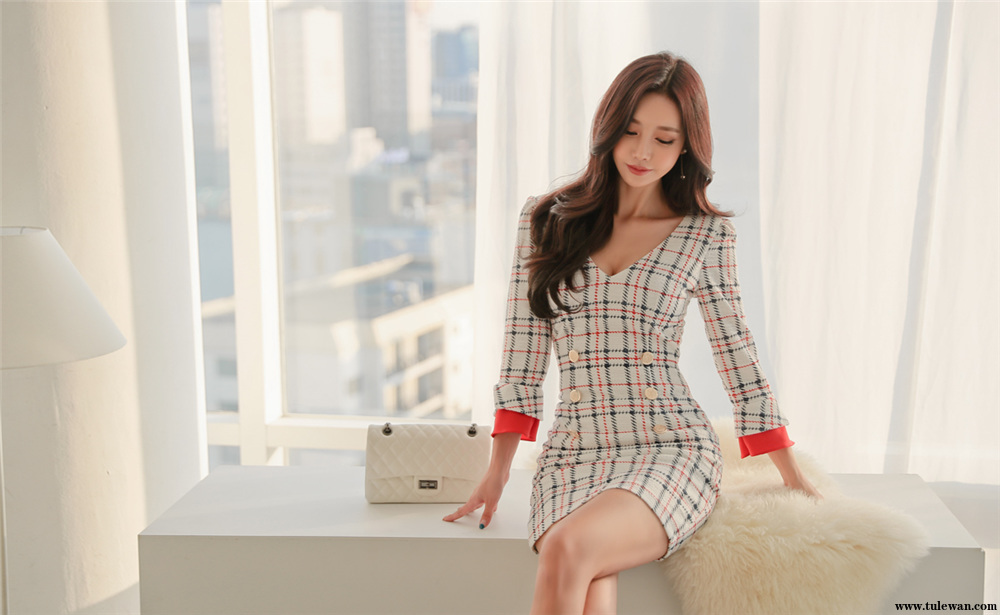 孙允珠丨蓝红勾线麻纹轻熟商务包臀裙